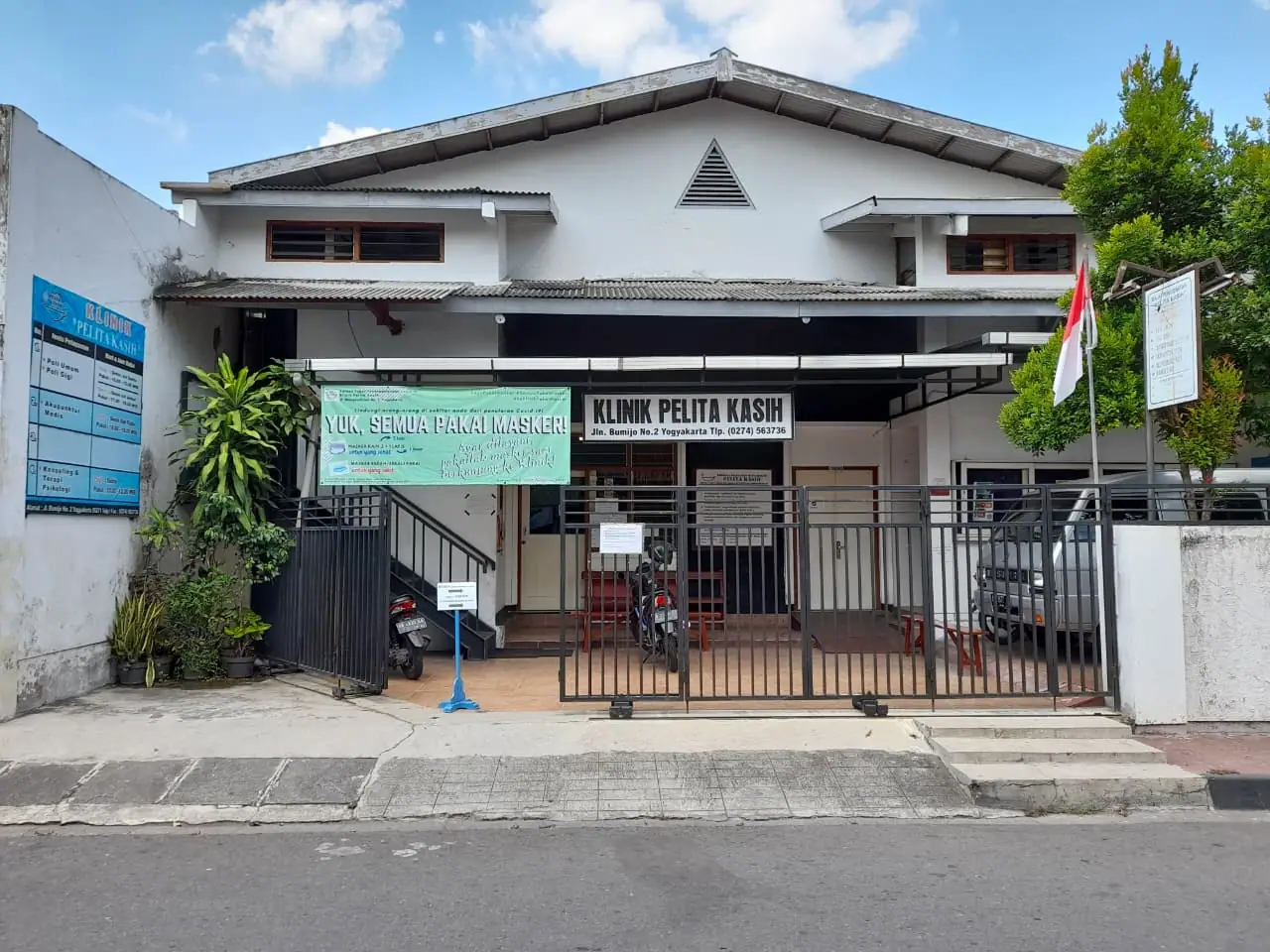 Tampak depan gedung LPM Pelita Kasih dan Klinik Pratama Pelita Kasih